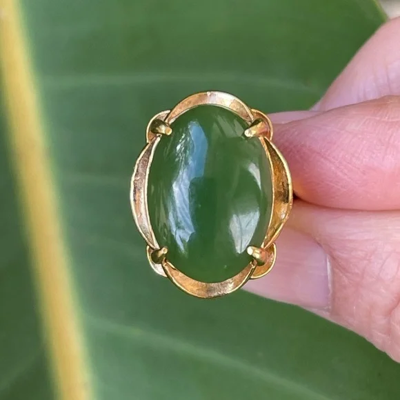 Nephrite jade color cabochon gold tone cocktail ring - Picture 2 of 11